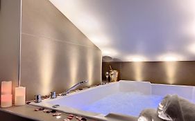 Cocon Blanc Calin Avec Jacuzzi Privatif - Loveroom Insolite