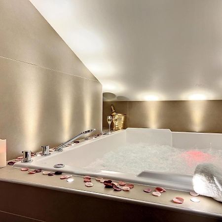 Cocon Blanc Calin - Jacuzzi Privatif - Love Room A Saint Etienne Bagian luar foto