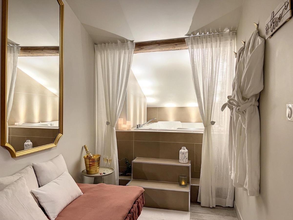 Cocon Blanc Calin Avec Jacuzzi Privatif - Loveroom Insolite Saint-Etienne  Bagian luar foto