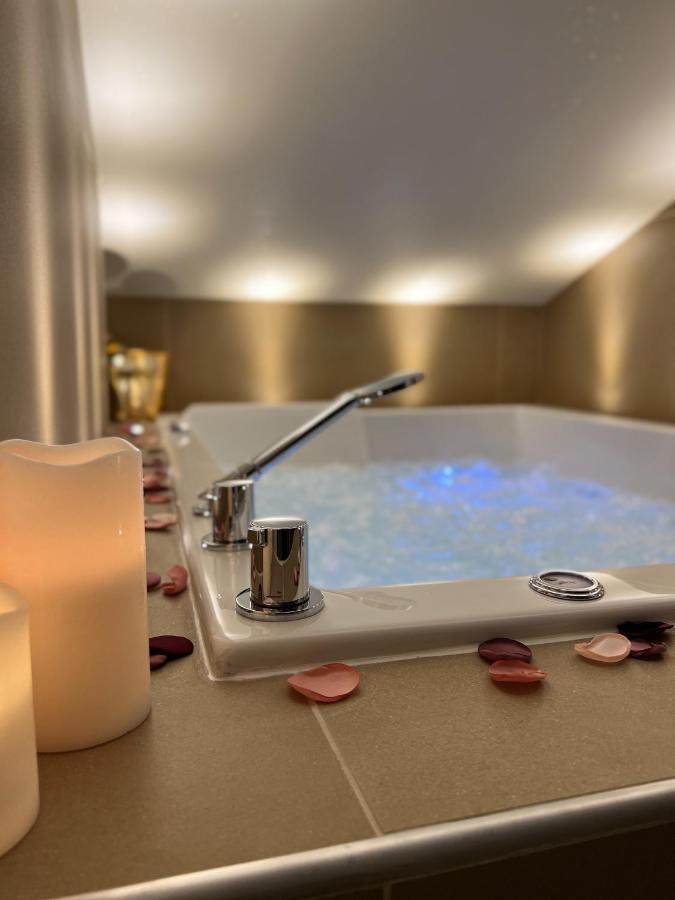 Cocon Blanc Calin - Jacuzzi Privatif - Love Room A Saint Etienne Bagian luar foto