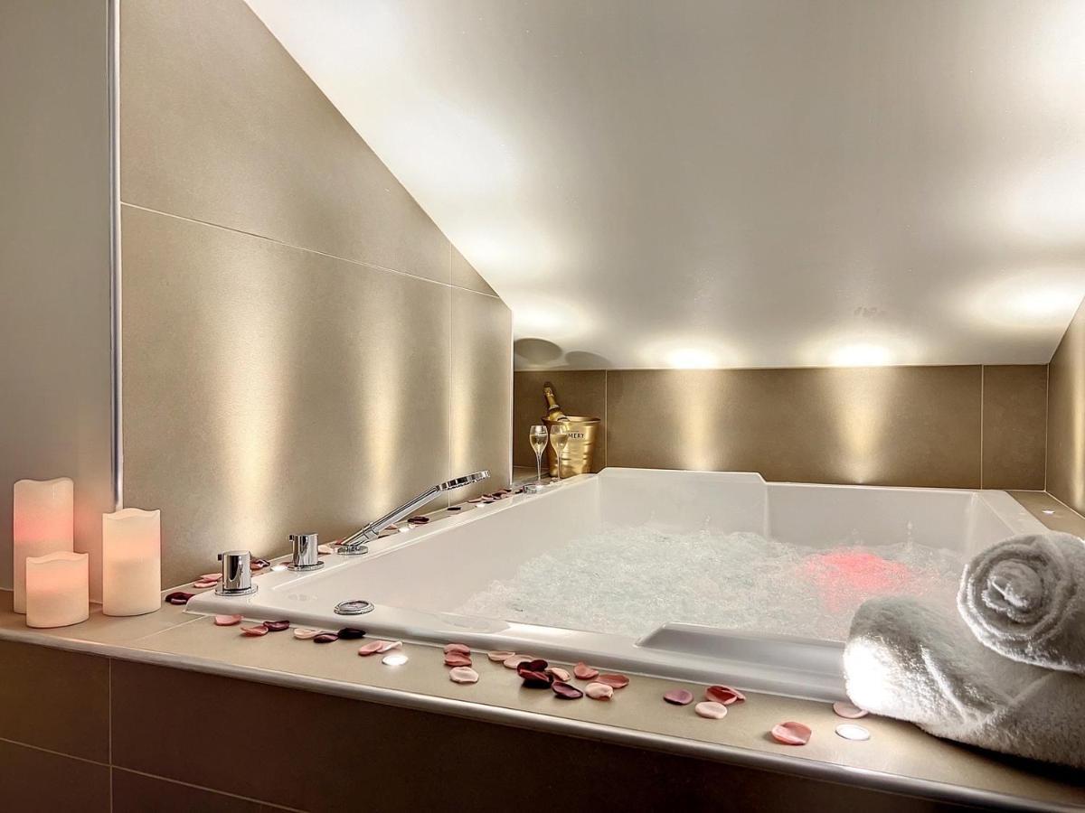 Cocon Blanc Calin - Jacuzzi Privatif - Love Room A Saint Etienne Bagian luar foto