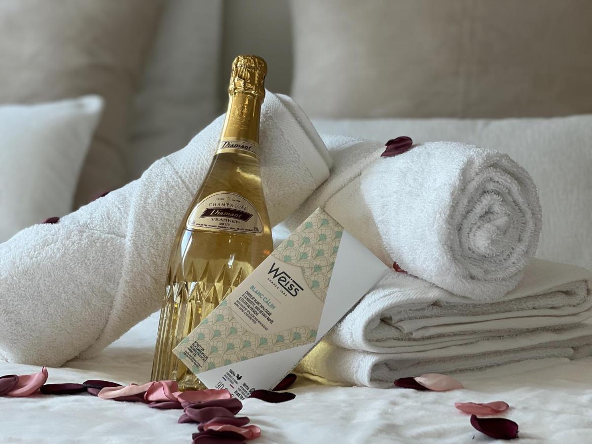 Cocon Blanc Calin Avec Jacuzzi Privatif - Loveroom Insolite Saint-Etienne  Bagian luar foto