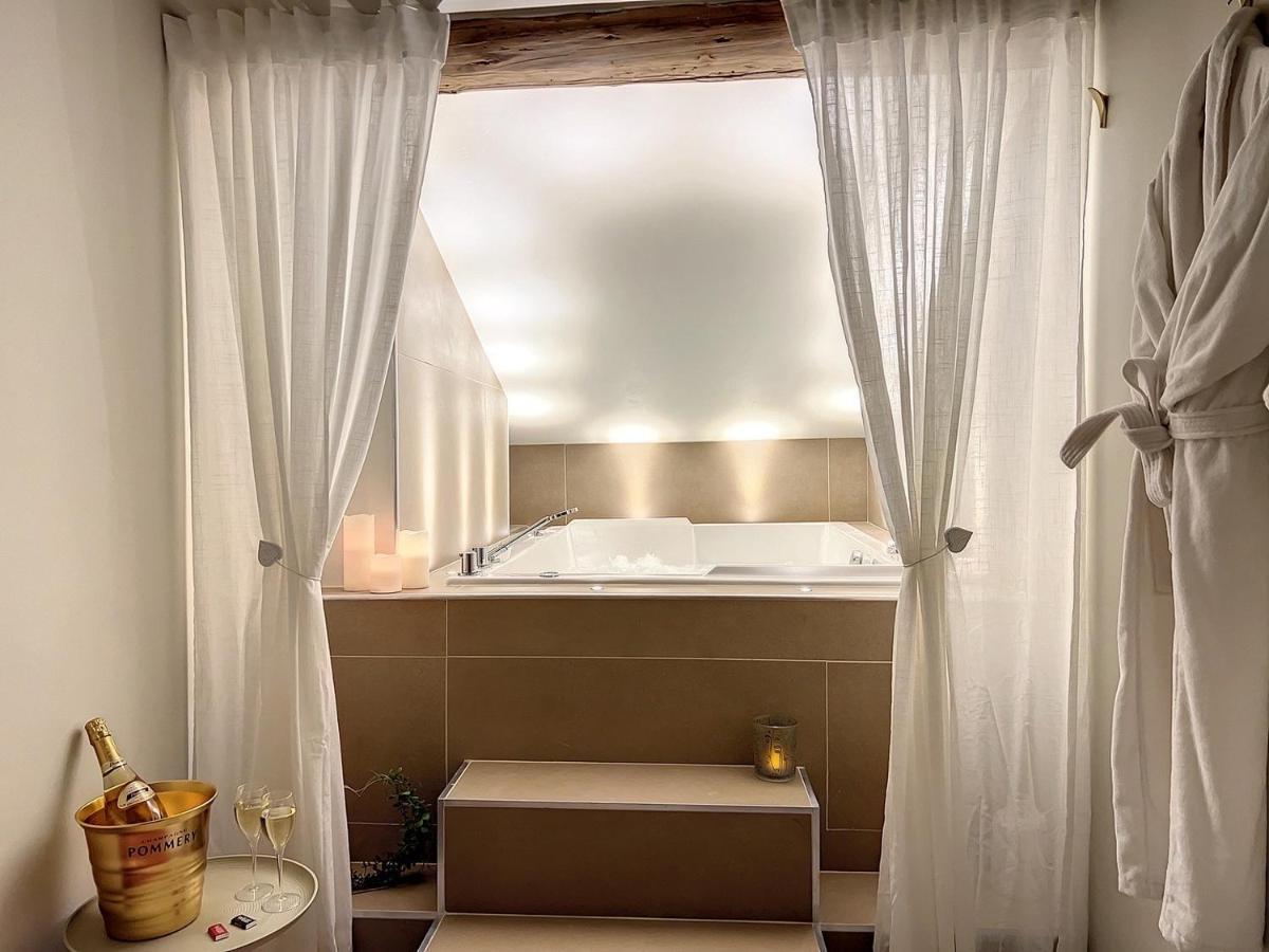 Cocon Blanc Calin Avec Jacuzzi Privatif - Loveroom Insolite Saint-Etienne  Bagian luar foto
