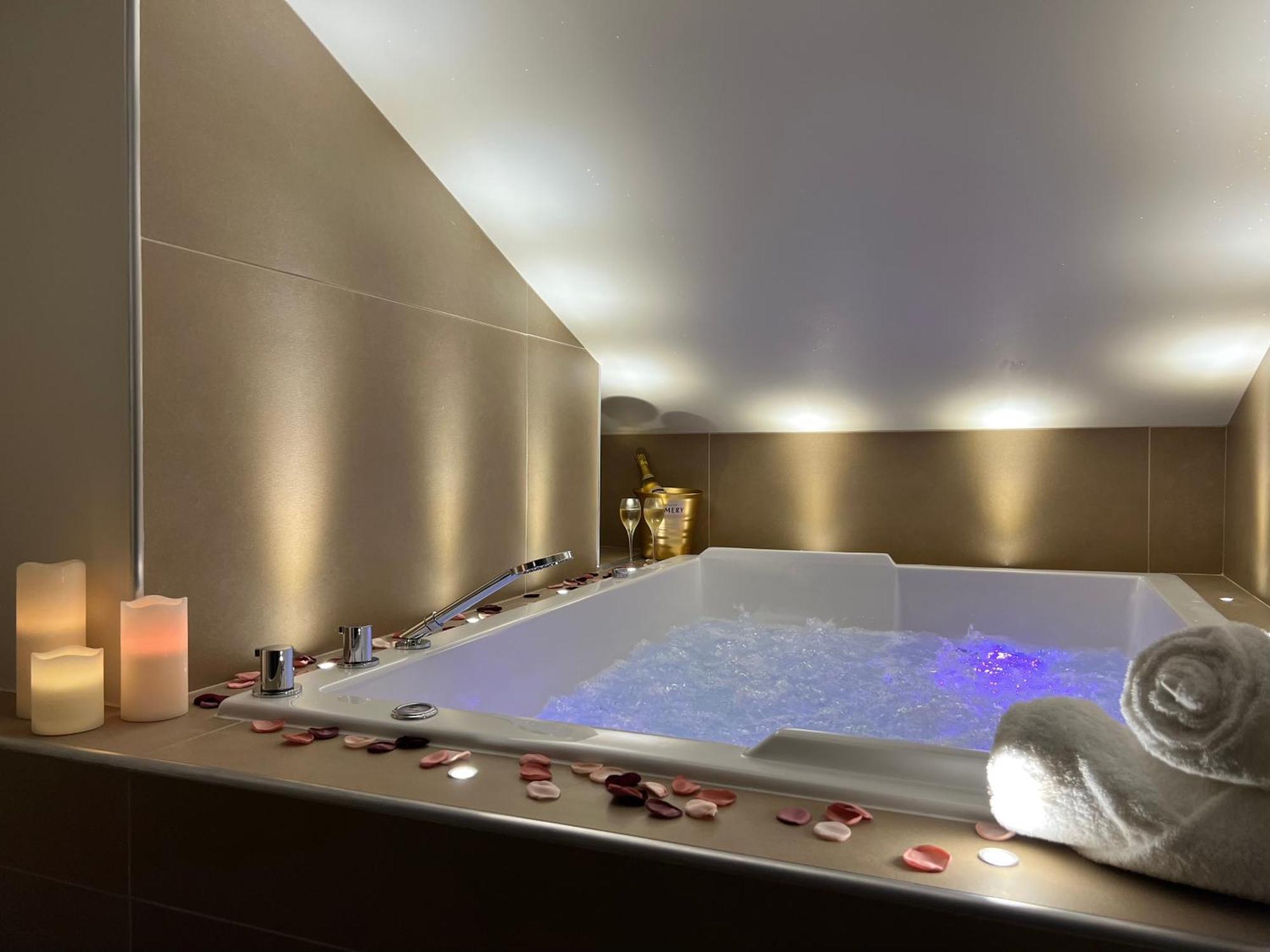 Cocon Blanc Calin Avec Jacuzzi Privatif - Loveroom Insolite Saint-Etienne  Bagian luar foto